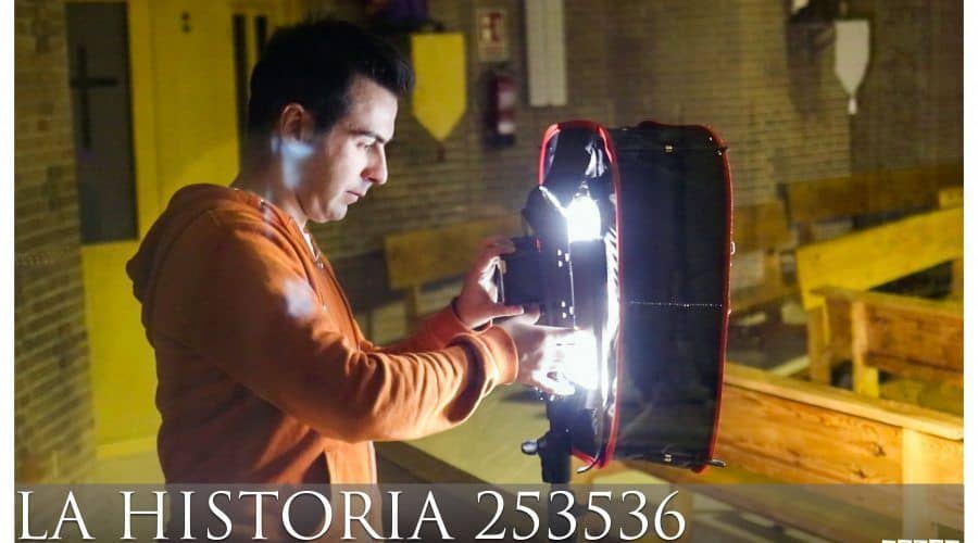 Sergio Martínez, jefe de eléctricos, prepara una de las luces de rodaje.