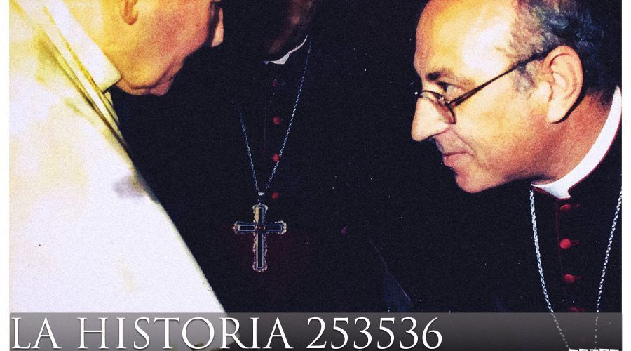 Instantánea del auténtico Monseñor Romero, saludando a San Juan Pablo II.