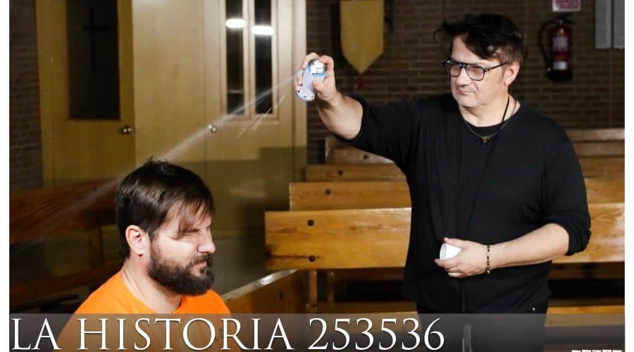 Óscar Parra de Carrizosa da los últimos toques al actor Jasón Matilla