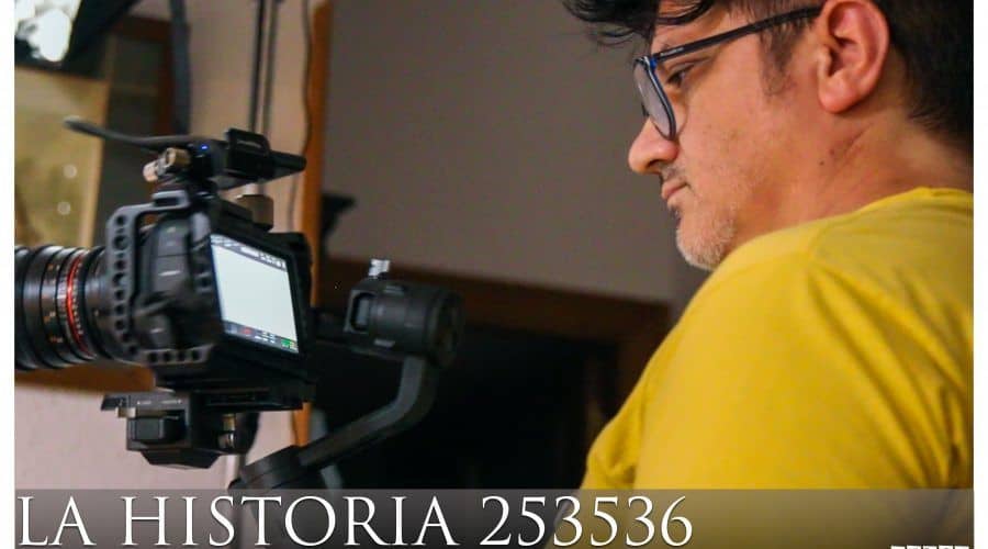 Óscar Parra de Carrizosa, prepara un plano con la cámara montada sobre un estabilizador.