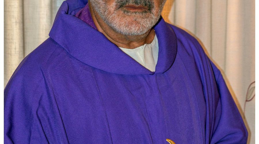 El actor Valentin Paredes en una prueba de vestuario como el padre Luis para LA HISTORIA 253536
