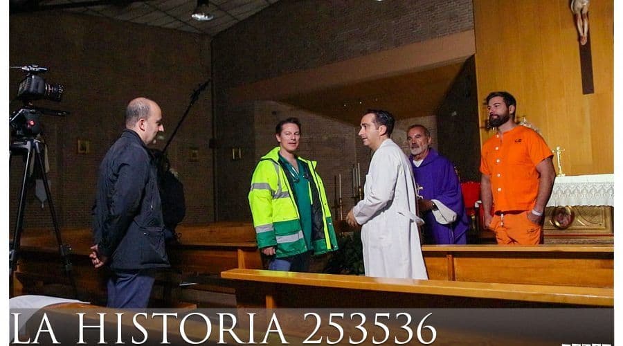 Varios actores conversan con Jesús Cano, que nos asesoró en todo lo referente a la liturgia.