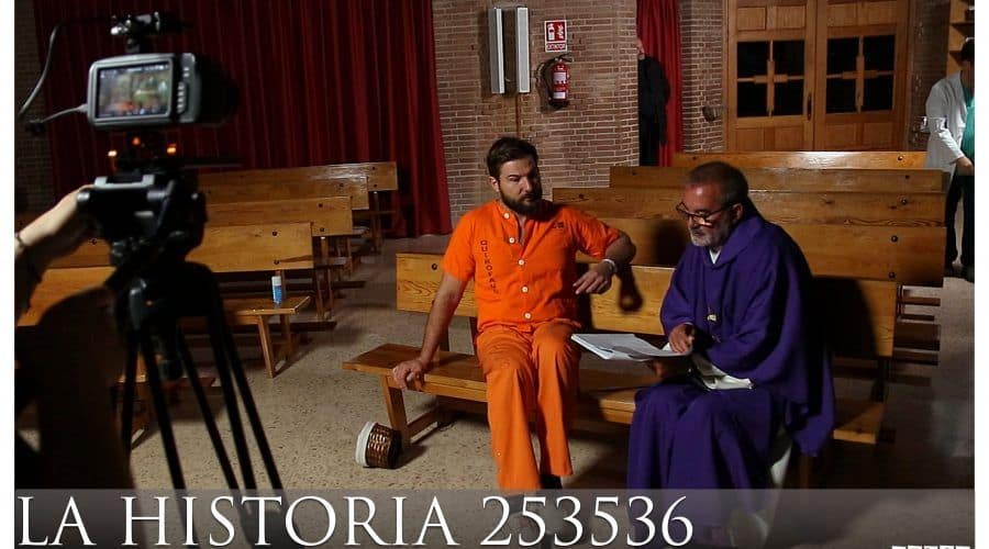 Los actores Valentín Paredes y Jasón Matilla, hacen un paso rápido de texto antes de rodar.