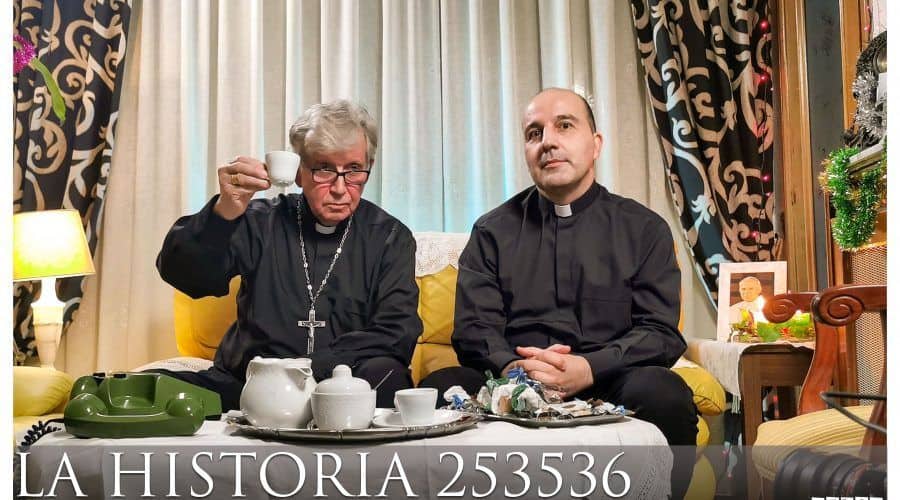 El actor Luis Fernández de Eribe consulta un detalle con Óscar Parra de Carrizosa mientras Jesús Cano mira a cámara con gesto divertido.
