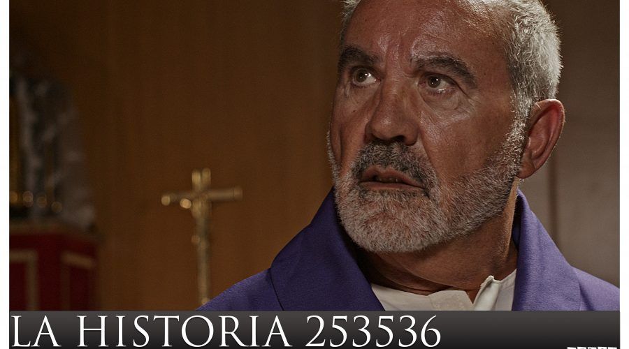 El actor Valentín Paredes, en un plano de escucha del corto.