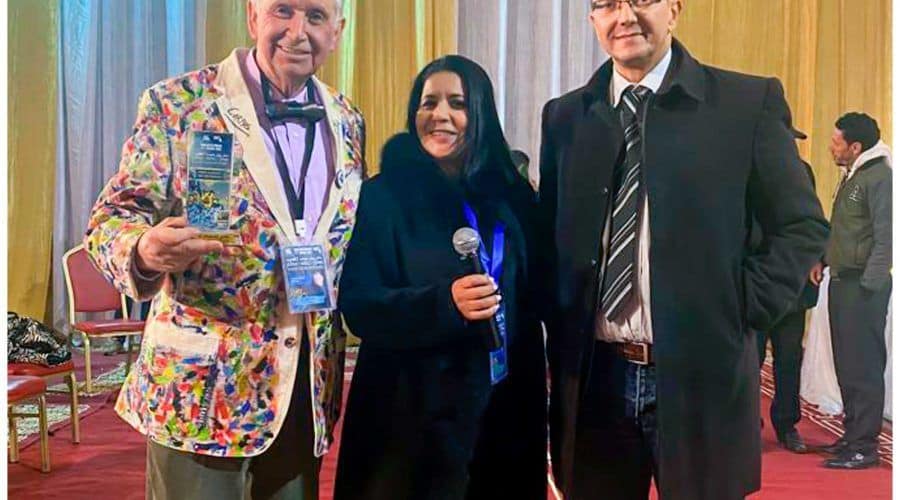 Los directores del Festival de Cine de los Pueblos (Marruecos), junto al actor Luis Fernández de Eribe quien muestra, feliz, el galardón al cortometraje LA HISTORIA 253536.