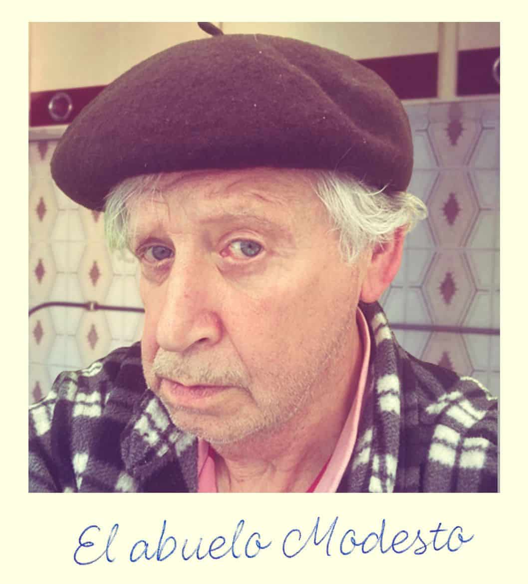 El abuelo Modesto en la cocina de casa