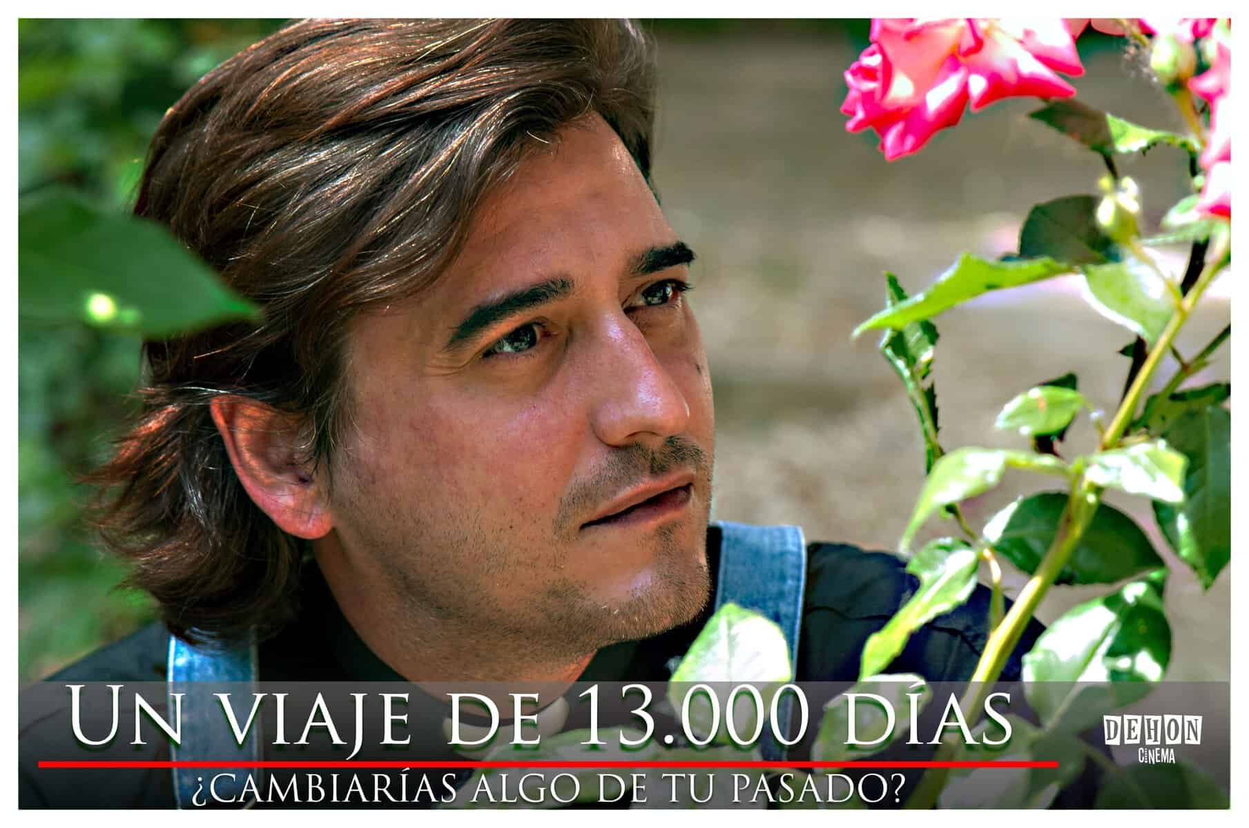 El padre Dompi en su jardín cuida de sus rosas.