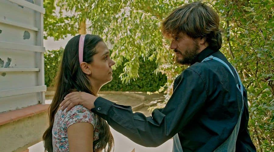 Marichu y el padre Dompi en una escena de UN VIAJE DE 13.000 DÍAS