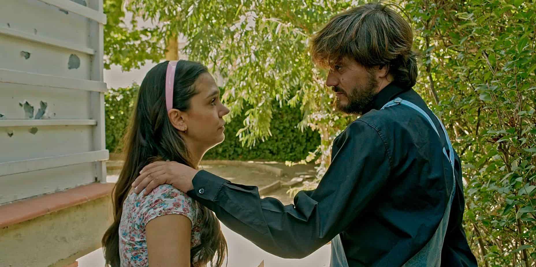 Marichu y el padre Dompi en una escena de UN VIAJE DE 13.000 DÍAS