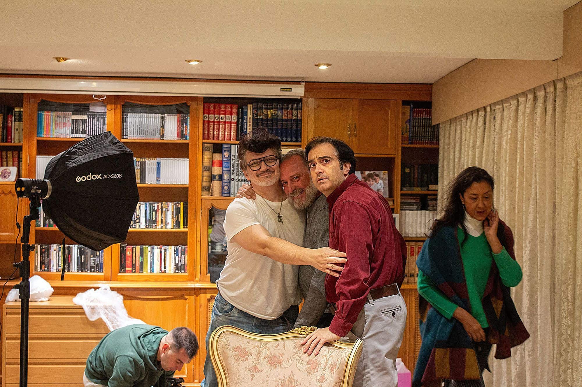 El guionista y director, Óscar Parra de Carrizosa, se abraza a dos de los actores y amigos: José Antonio Ortas y José Luis Panero, junto a la directora de arte Laly Gómez