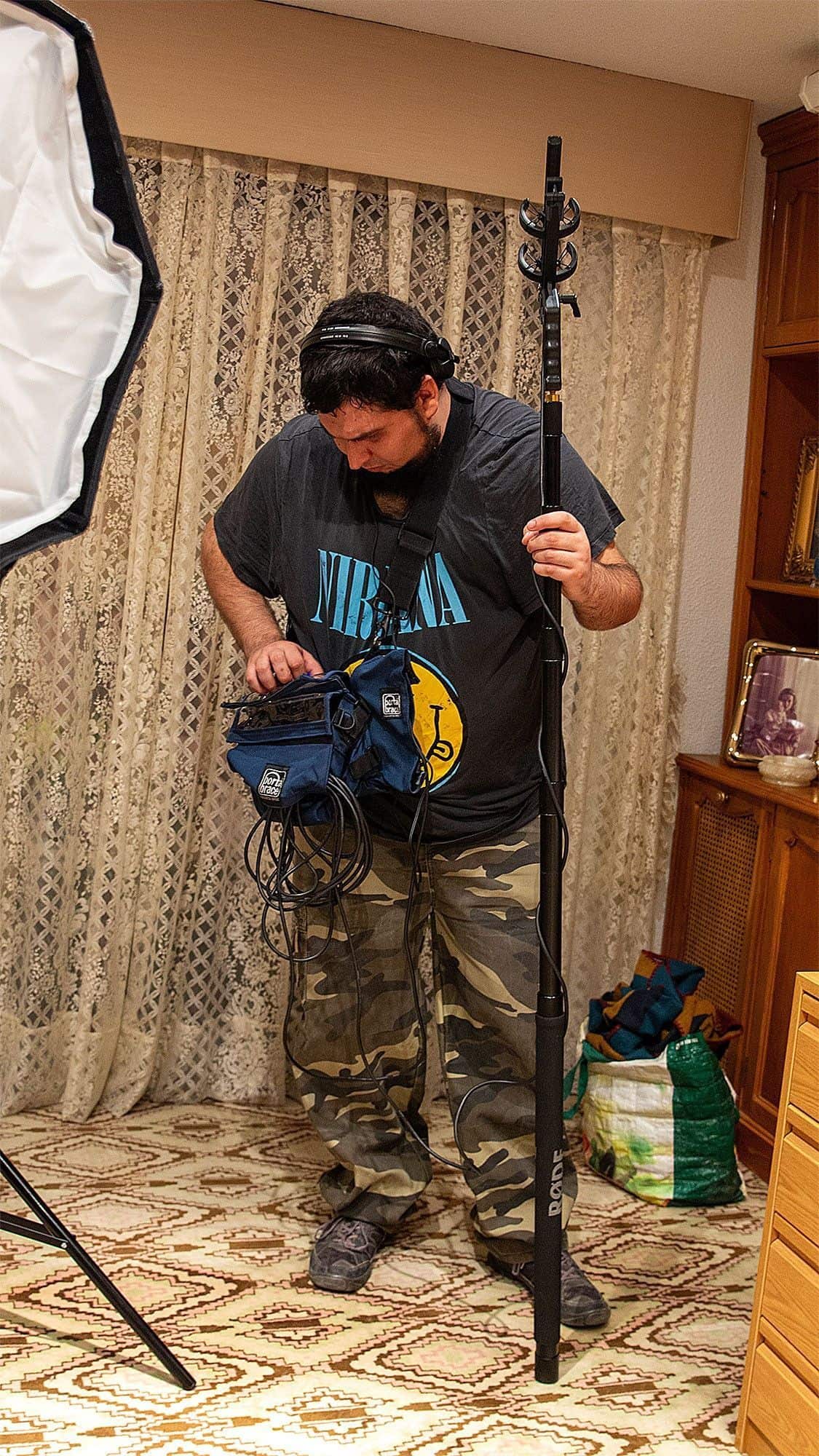 Álex Saz, al cargo del sonido del cortometraje, preparando una nueva toma