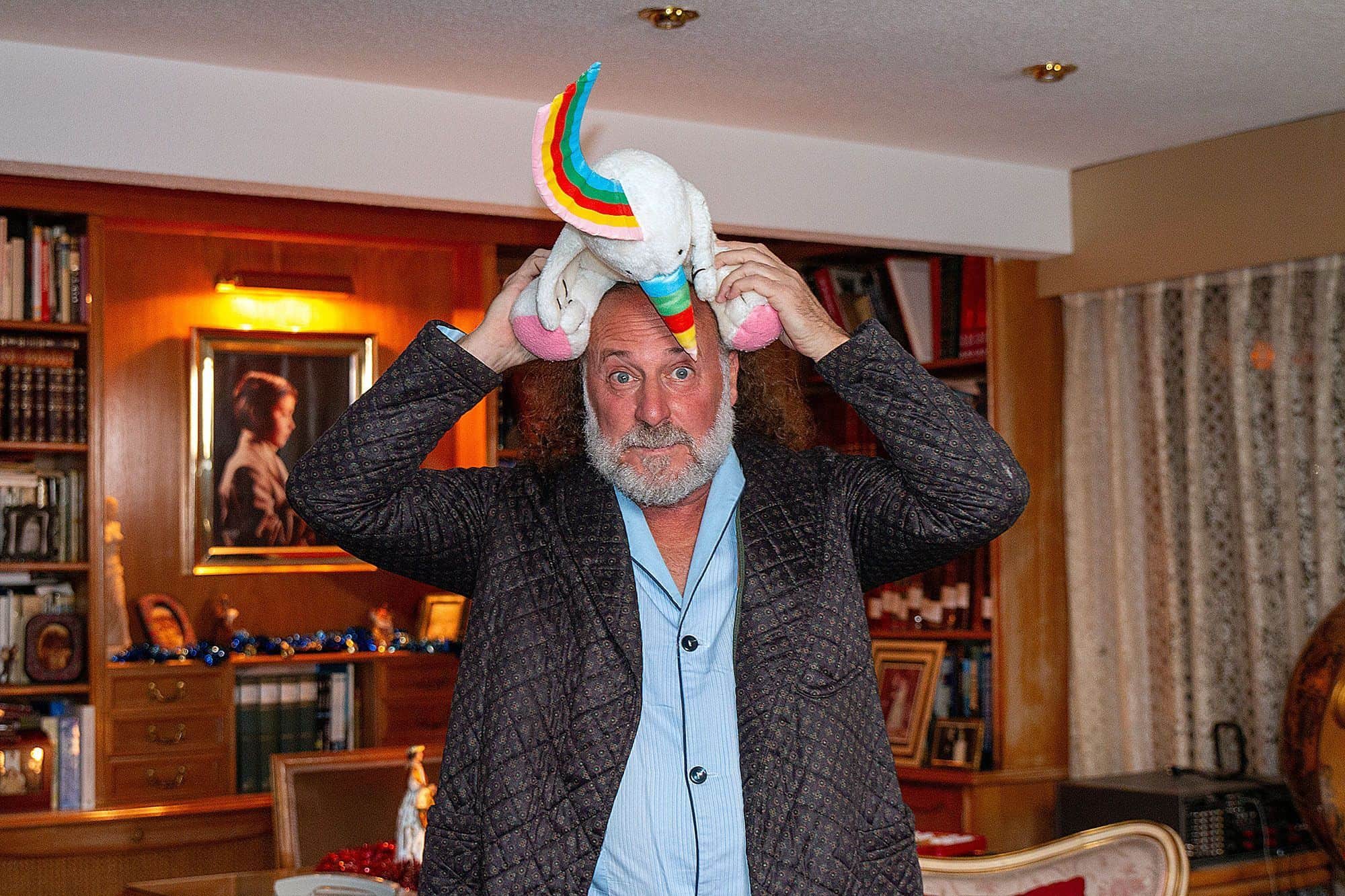 El actor José Antonio Ortas bromea con un peluche de Curro, mascota de la Expo 92 de Sevilla