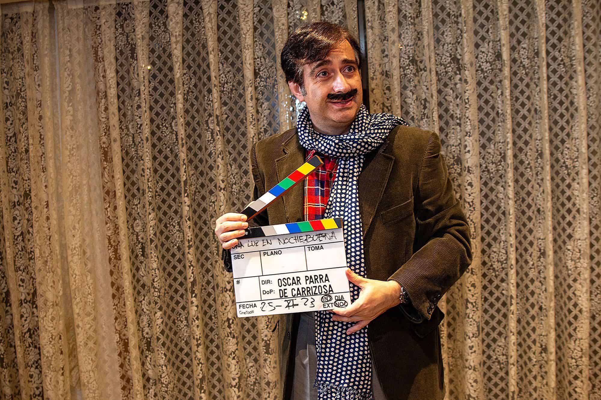 El actor José Luis Panero, posa con la claqueta.