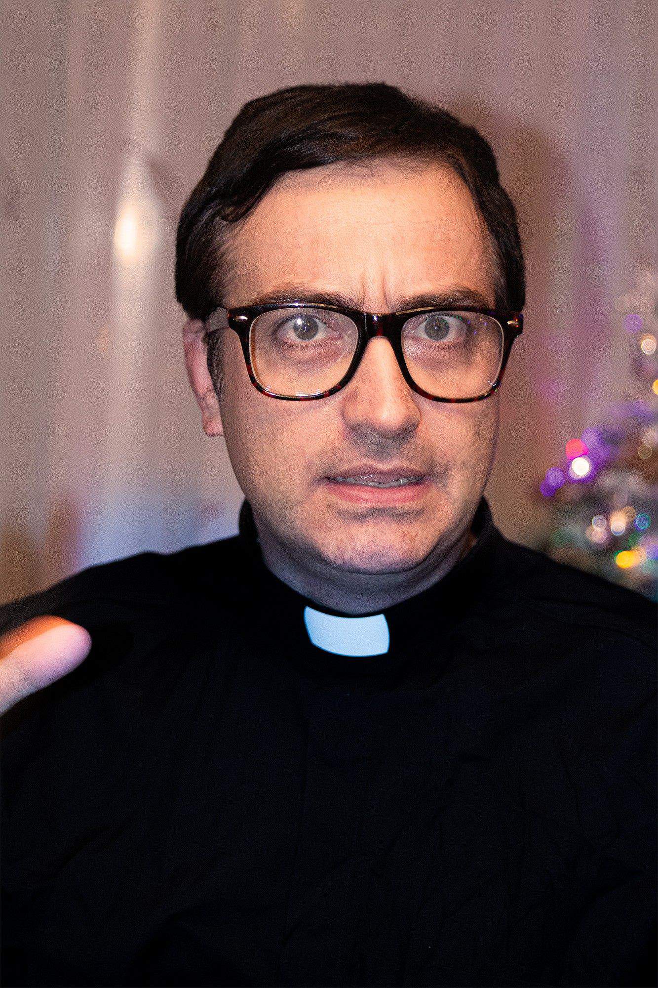 El Padre Manolo en su casa parroquial